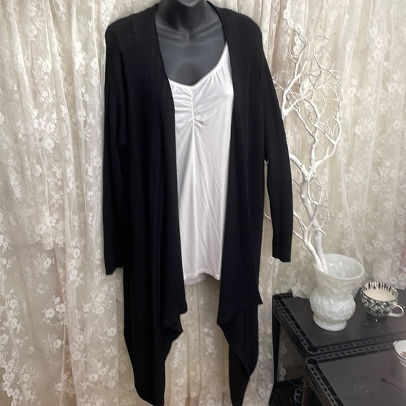 Lightweight Classic & Pretty Cardigan Sweater. Love the Draping 💕 - Picture 2 of 10
